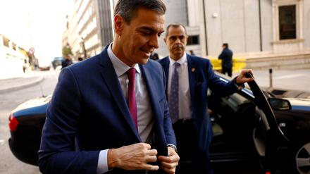 Der amtierende spanische Ministerpräsident Pedro Sanchez und Andoni Ortuzar, Vorsitzender der Baskischen Nationalistischen Partei (PNV), treffen am 10. November 2023 im Parlament in Madrid ein