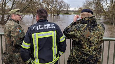 Soldaten der Bundeswehr helfen bei Bewältigung der Hochwasserlage im Landkreis Mansfeld-Südharz.