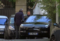 Das Video-Standbild zeigt Nicolas Sarkozy (r), früherer Staatspräsident von Frankreich, als er sein Pariser Zuhause verlässt.