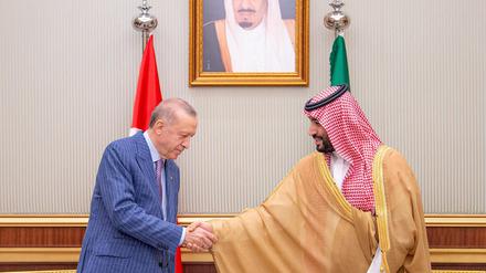 Mohammed bin Salman und Erdoğan bei einem Treffen im April 2022.