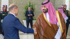 Bundeskanzler Olaf Scholz gibt dem Kronprinzen des Königreichs Saudi-Arabien Mohammed bin Salman al-Saud am 24. September die Hand.