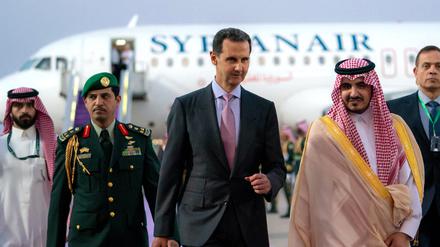 Der stellvertretende Emir von Mekka, Prinz Badr bin Sultan bin Abdulaziz (R), empfängt den syrischen Präsidenten Bashar al-Assad in Dschiddah am Vorabend des Gipfels der Arabischen Liga am 18. Mai 2023.