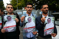 Journalisten halten Poster mit Fotos von Khashoggi bei einem Protest in der Nähe des Konsulats in Istanbul.