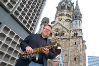 Uwe Steinmetz ist künstlerischer Leiter des Festivals. Sein Saxofon ist ein Nachbau eines Originals von Adolphe Sax und auch schon 80 Jahre alt.