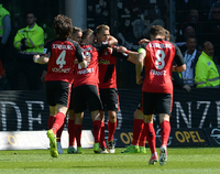 Nils Petersen (M) von Freiburg bejubelt sein 1:0 mit seinen Teamkameraden.