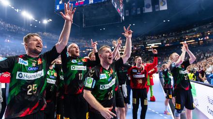 Die Magdeburger Spieler jubeln nach dem gewonnenen Champions-League-Finale.