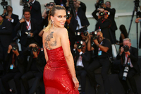 Schauspielerin Scarlett Johansson trägt passend zum roten Teppich rotes Kleid. Sie kam zur Premiere des Films "Marriage Story".