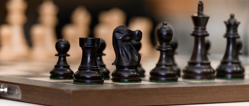 Zahlreiche Frauen prangern Sexismus im Schachsport an.