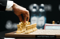 Magnus Carlsen aus Norwegen feiert seine Titelverteidigung als Schach-Weltmeister.