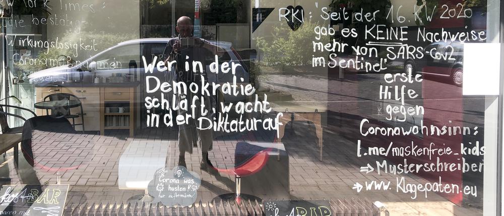 Slogans gegen die Corona-Politik der Bundesregierung in einem Schaufenster in Bielefeld.
