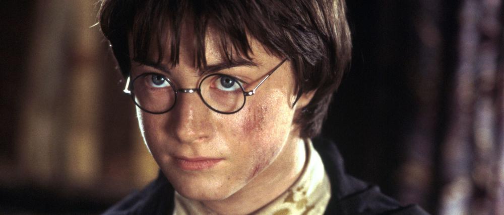 Der britische Schauspieler Daniel Radcliffe gibt in dem Kinofilm „Harry Potter und die Kammer des Schreckens“ den Titelhelden.
