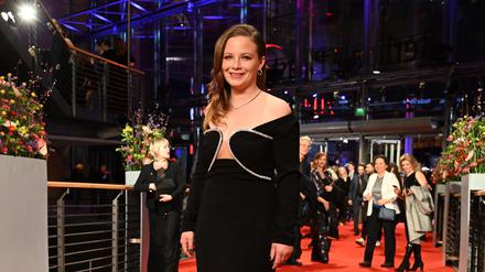 Schauspielerin Jasna Fritzi Bauer kommt zur Eröffnung der Berlinale, der 73. Internationale Filmfestspiele Berlin. 