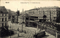 Schlesisches Tor, fotografiert vor 100 Jahren. Die Straßenbahn rollt, der U-Bahnhof sieht noch immer so aus.