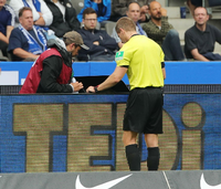 Schiedsrichter Referee Tobias Welz musste auch das ein oder andere Mal den Videobeweis heranziehen.