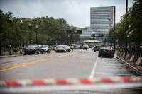 Polizisten sperren eine Straße in der Nähe des Gebäudes "Jacksonville Landing".