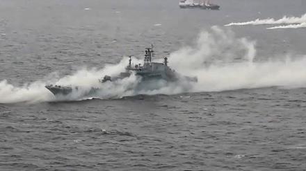 Ein russisches Kriegsschiff nimmt an einer Übung teil.