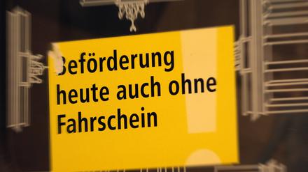 Schild mit Aufschrift „Beförderung heute auch ohne Fahrschein“ in einer U-Bahn der BVG