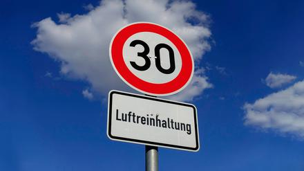 Schild Tempo 30 und Luftreinhaltung, Berlin, Deutschland, Europa *** Sign for speed limit 30 and air pollution control,