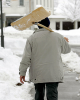 Kampf dem Winter. Nachdem Schnee gefallen ist, muss sofort geräumt werden - unter Umständen auch mehrmals am Tag.