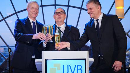 Na dann Prost. Christian Amsinck, UVB-Präsident Stefan Moschko und Alexander Schirp (von links) kürzlich beim Bierabend des Verbands.  