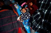 Eine Mutter aus Mittelamerika und ihr Kind schlafen in einer mexikanischen Aufnahmelager auf ihrem Weg Richtung USA. Gerade für verletzliche Migranten will der UN-Pakt mehr Sicherheit schaffen.