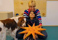 Ein fröhliches Trio. Physiotherapeutin Marion Jager und ihre Tochter Larissa zusammen mit Therapiehund Amy in Wilmersdorf.
