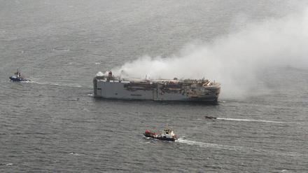 Niederländische Rettungskräfte haben damit begonnen, das brennende Frachtschiff vor der niederländischen Küste abzuschleppen. 