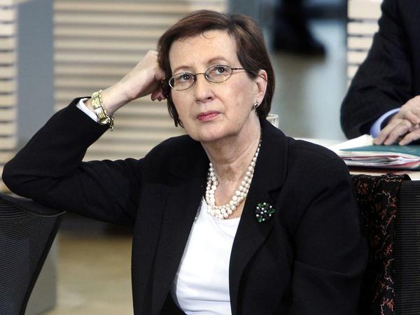 Die damalige Ministerpräsidentin von Schlewig-Holstein, Heide Simonis, sitzt nach dem vierten Wahlgang im Landtag auf ihrem Platz. Simonis ist am Mittwoch im Alter von 80 Jahren gestorben. 