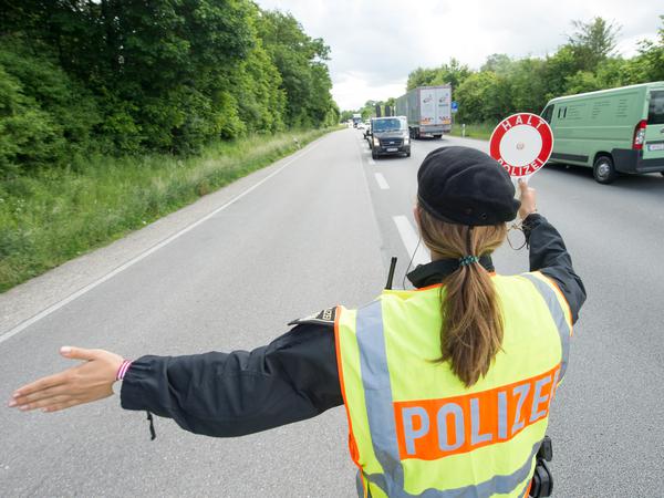 Eine Polizistin kontrolliert an der deutsch-österreichischen Grenze. 