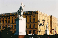 Im Juni 1993 wurde eine Attrappe des Stadtschlosses aufgestellt, die das künftige Aussehen des Baus zeigen sollte.