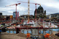 Deutschlands größte Kulturbaustelle: der Wiederaufbau des Berliner Schlosses. Laut Bundestagsbeschluss wird er überwiegend vom Bund finanziert. Kostenpunkt derzeit: 590 Millionen Euro.