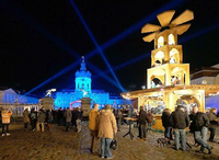 Glanzvolle Kulisse. Der Weihnachtsmarkt vor dem Schloss Charlottenburg. Den Ansturm an Sonnabenden wollte der Veranstalter mit Eintrittsgeld bremsen.