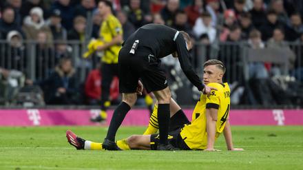 Schiedsrichter Marco Fritz Schiedsrichter erkundigt sich bei Nico Schlotterbeck Borussia Dortmund nach dessen Befinden. 