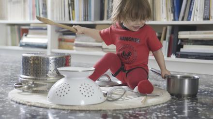 Kinder brauchen nicht unbedingt Instrumente, es reichen manchmal Küchengeräte aus, um Schlagzeug zu üben.