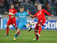 Kampf um den Ball. Julian Brandt (r.) von Bayer 04 Leverkusen gegen Oleg Shatov von Zenit St. Petersburg.