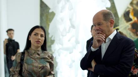 Bundeskanzler Olaf Scholz und die Künstlerin Anna Moskalets im KunstHaus Potsdam beim Besuch der Ausstellung „Lacuna“.