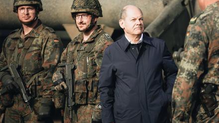 Chef und Truppe. Bundeskanzler Olaf Scholf besucht eines Ausbildungs- und Lehrübung des Heeres am 17.10.2022 in Bergen Niedersachsen.