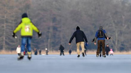Schlittschuhläufer auf dem Heiligen See in Potsdam. Am Montag war das Eis dafür nicht mehr dick genug. 