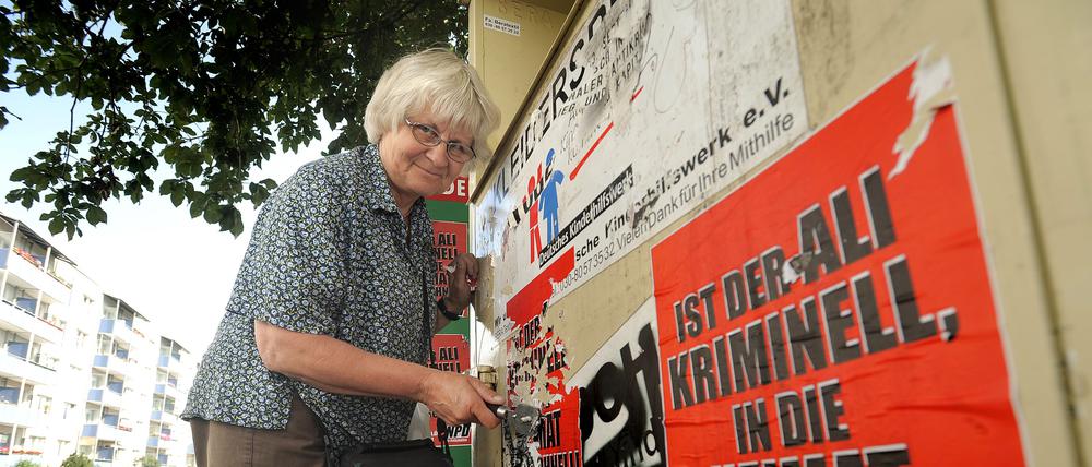 Seit fast 40 Jahren entfernt die Aktivistin aus Zehlendorf rechte Sticker, Plakate und Schmierereien.