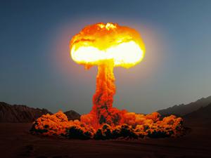 Nukleare Explosion bei einem Test in der amerikanischen Wüste.