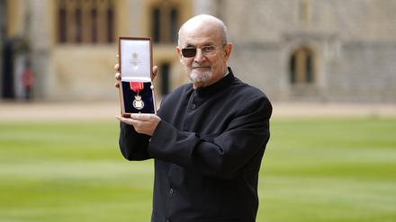 Sir Salman Rushdie, britisch-indischer Schriftsteller, posiert nach der Verleihung des Ehrentitels «Companion of Honour» durch die britische Prinzessin Anne während einer feierlichen Zeremonie auf Schloss Windsor.