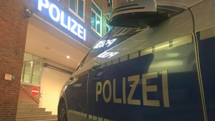 Schriftzug Polizei auf einem Mercedes Einsatzwagen vor einer Hamburger Polizeiwache 08.11.2018 *** Police lettering on a Mercedes police car in front of a Hamburg police station 08 11 2018  