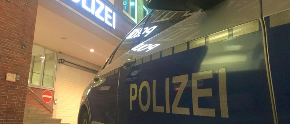 Schriftzug Polizei auf einem Mercedes Einsatzwagen vor einer Polizeiwache (Symbolfoto)