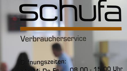 Das Logo der Schufa an der Geschäftsstelle der Schufa Holding AG. 