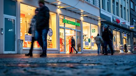 Filiale des Schuh-Einzelhändlers Deichmann in einer Fußgängerzone