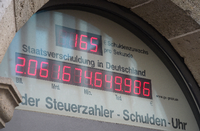 Die Schuldenuhr des Bundes der Steuerzahler 2015 in Berlin. Hier noch über der zwei Billionen Marke.