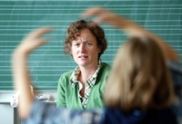 Eine Lehrerin reagiert auf eine Schülerin, die im Unterricht stört.