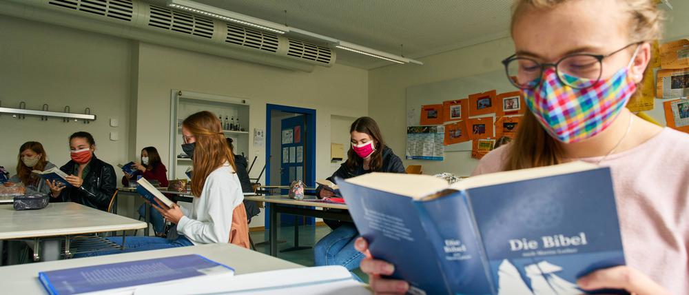  Kinder mit Vorerkrankungen schützen sich, indem sie auch im Unterricht Maske tragen.