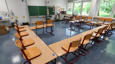 PRODUKTION - 29.08.2023, Hessen, Wiesbaden: Stühle stehen in einem leeren Klassenzimmer auf den Tischen. (zu dpa: «Mehr Unterrichtsausfall in MV als vor Corona») Foto: Arne Dedert/dpa +++ dpa-Bildfunk +++