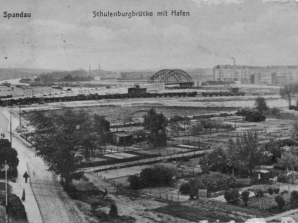 The Schulenburg Bridge in 1909, still without a neighborhood.  The postcard was sent by Tagesspiegel reader Rainer Fliegner.